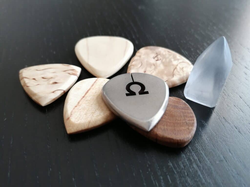 4mm wooden and titanium, and 10mm acrylic pick bo ohm picks