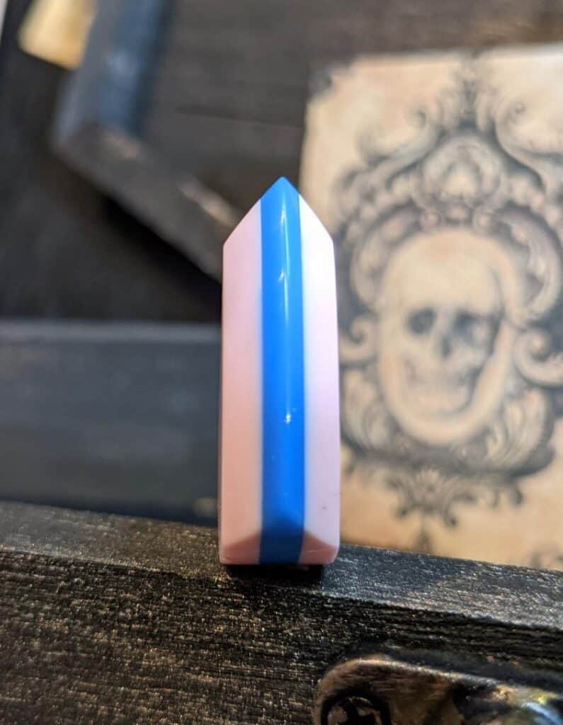 a thick blue and white northernghost plectrum from the side