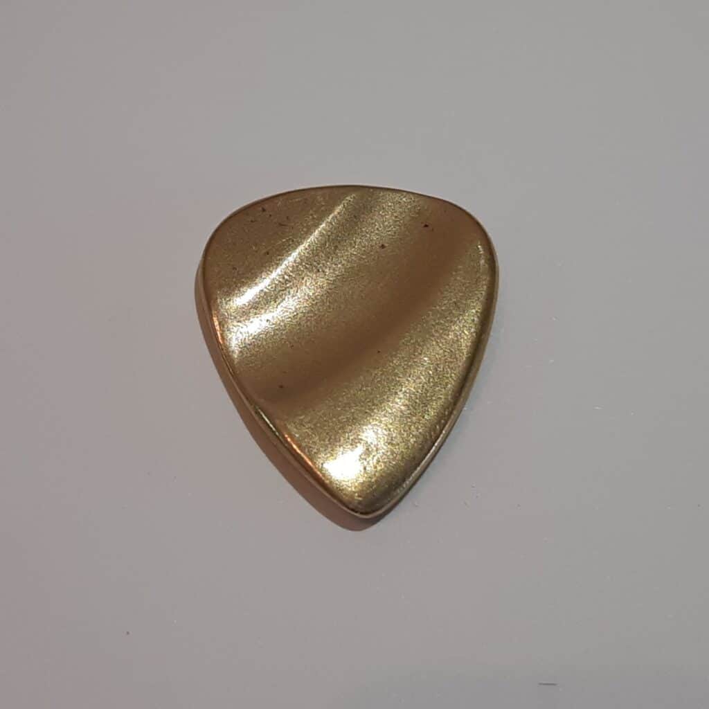 the index finger's curve of a dugain minidug brass pick