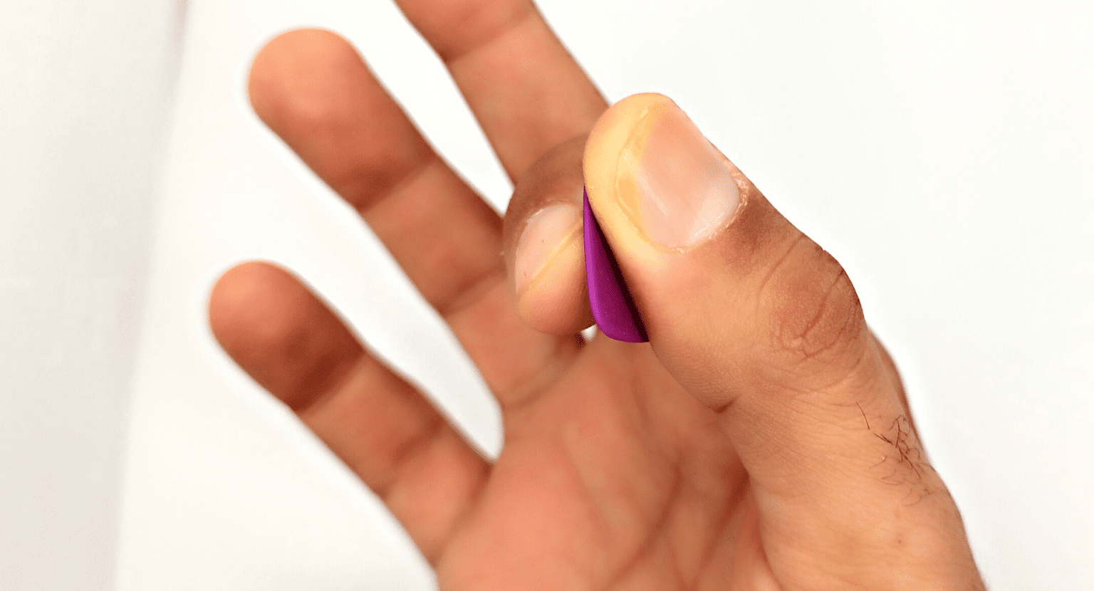 How to Hold a Guitar Pick? 7 Options Guitar Pick Reviews